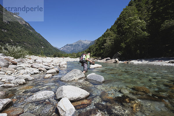 Europa  Schweiz  Reife Männer beim Wandern am Verzasca Fluss