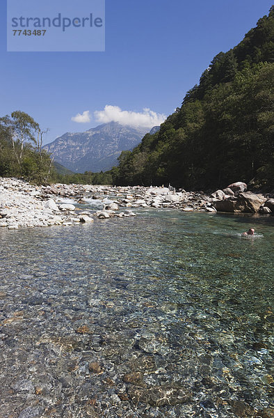 Europa  Schweiz  Reife Männer schwimmen in Verzasca River