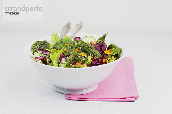 Schale mit frischem Salat auf weißem Hintergrund  Nahaufnahme