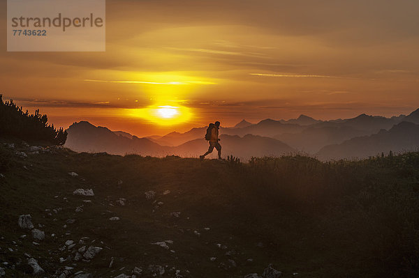 Österreich  Salzburger Land  Wanderung durch die Niederen Tauern bei Sonnenaufgang