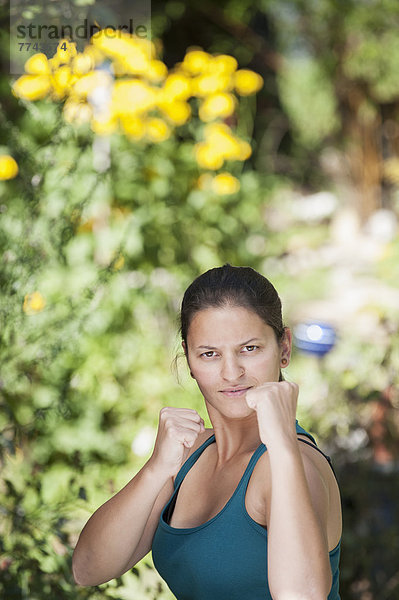 Österreich  Salzburg  Junge Frau posiert im Garten  Portrait