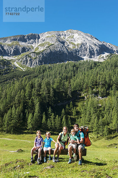 Österreich  Salzburg  Familie beobachtende Berge am Altenmarkt Zauchensee