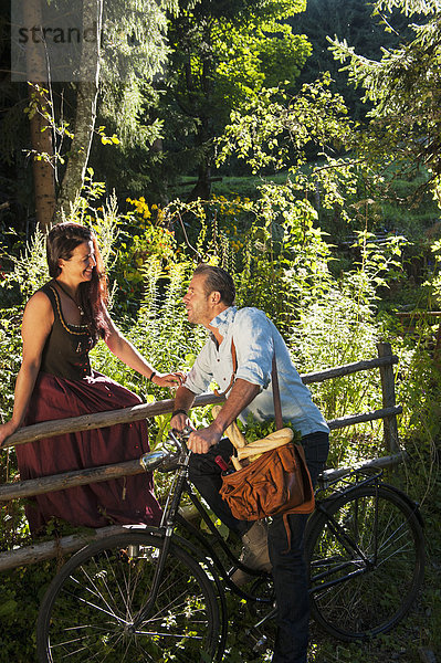 Österreich  Salzburger Land  Ehepaar im Garten  lächelnd