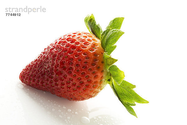 Erdbeere auf weißem Hintergrund  Nahaufnahme