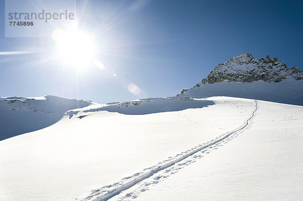 Österreich  Skipiste auf schneebedecktem Berg