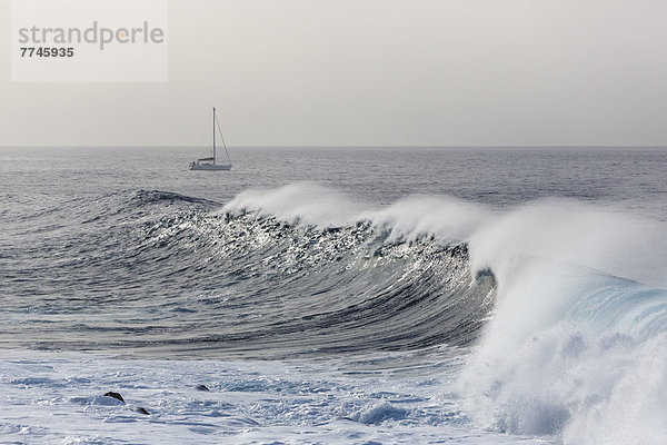 Spanien  Wellenbrecher  Segelboot im Hintergrund auf La Gomera