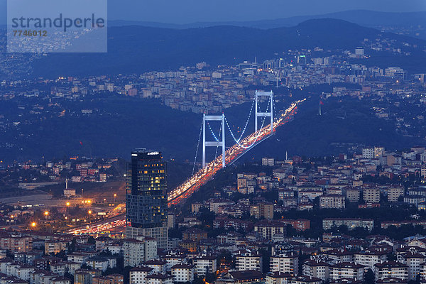 Europa  Türkei  Istanbul  Blick auf das Finanzviertel mit Fatih-Sultan-Mehmet-Brücke