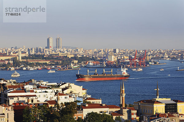 Türkei  Istanbul  Blick auf Uskudar und Kadika-y durch den Bosporus