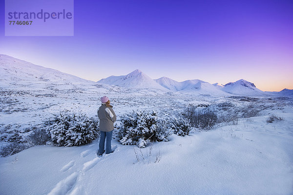 UK  Schottland  Reife Frau im Schnee stehend