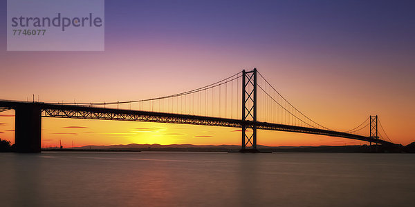 UK  Schottland  Blick auf die Forth Bridge auf See