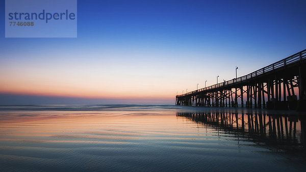 USA  Florida  Blick Daytona Beach mit Pier bei Sonnenaufgang