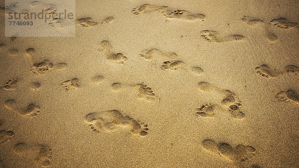 Thailand  Fußabdrücke auf Sand