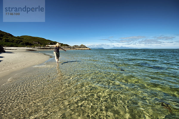 UK  Schottland  Reife Frau beim Spazierengehen am Strand