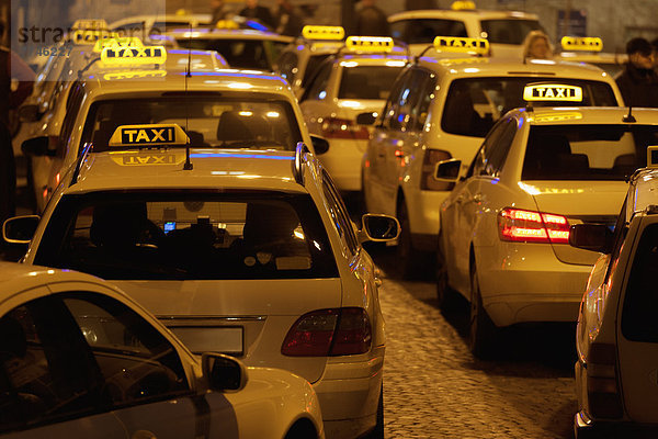 Deutschland  Bayern  München  Beleuchtetes Taxischild mit Verfügbarkeitsanzeige