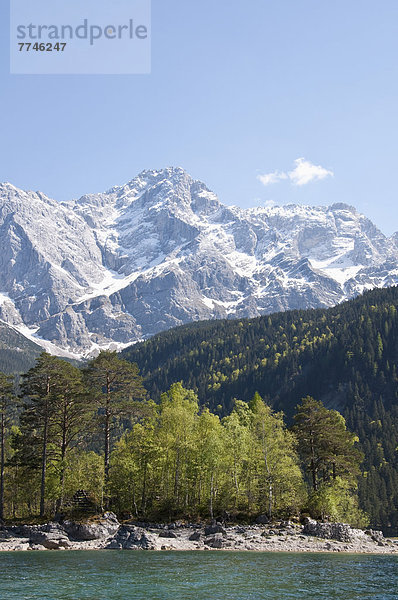 Deutschland  Bayern  Blick auf den Eibsee mit Zugspitze im Hintergrund