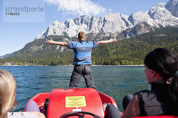 Deutschland  Bayern  Familie im Tretboot auf dem Eibsee mit Wettersteingebirge im Hintergrund