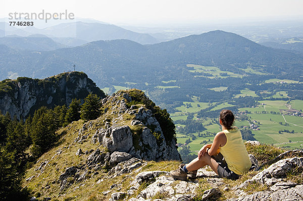Mittlere erwachsene Frau mit Blick von Breitensein auf die bayerischen Alpen