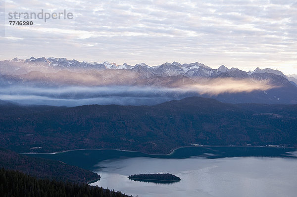 Deutschland  Bayern  Blick auf das Karwendelgebirge im Herbst mit Walchensee im Vordergrund