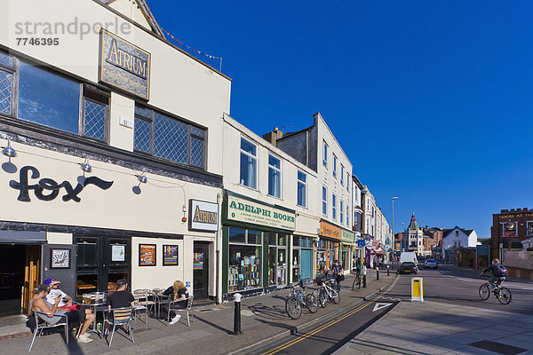 England  Hampshire  Portsmouth  Blick auf Pubs und Geschäfte an der Albert Road