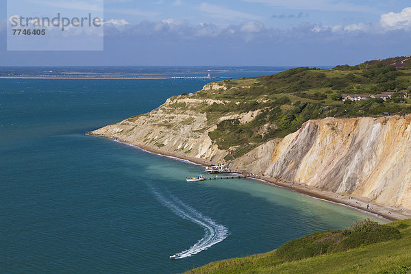 England  Isle of Wight  Blick auf Alum Bay und Kreidefelsen bei The Needles
