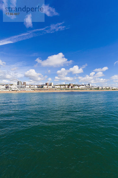 England  Sussex  Brighton  Blick auf Strand und Skyline im Hintergrund
