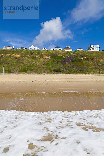 England  Blick auf den Strand von Bournemouth und Mansion im Hintergrund