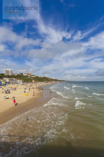 England  Dorset  Bournemouth  Menschen am Strand