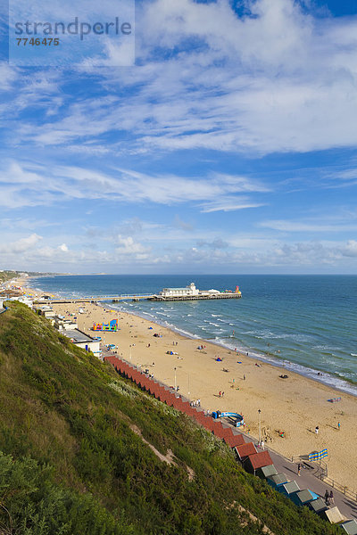 England  Dorset  Bournemouth  Blick auf den Strand am Bournemouth Pier