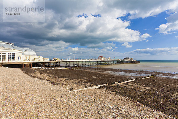 England  Sussex  Blick auf den Strand am Worthing Pier