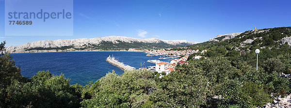 Kroatien  Blick auf die Insel Krk und die Stadt Baska