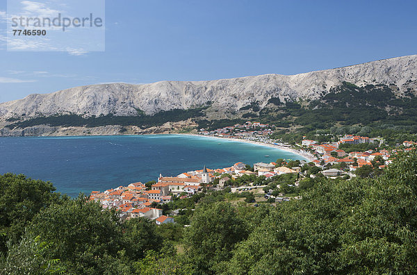 Kroatien  Blick auf die Insel Krk in der Stadt Baska