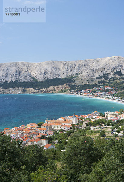 Kroatien  Blick auf die Insel Krk und die Stadt Baska