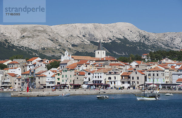 Kroatien  Blick auf den Hafen der Insel Krk  Stadt Baska im Hintergrund