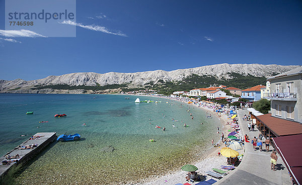 Kroatien  Blick auf den Strand der Insel Krk und die Stadt Baska