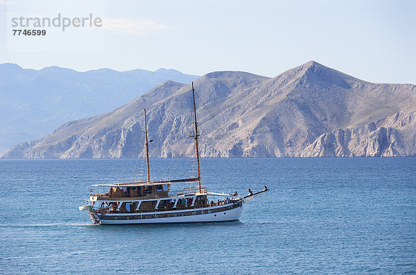 Kroatien  Ausflugsboot in der Adria auf der Insel Krk