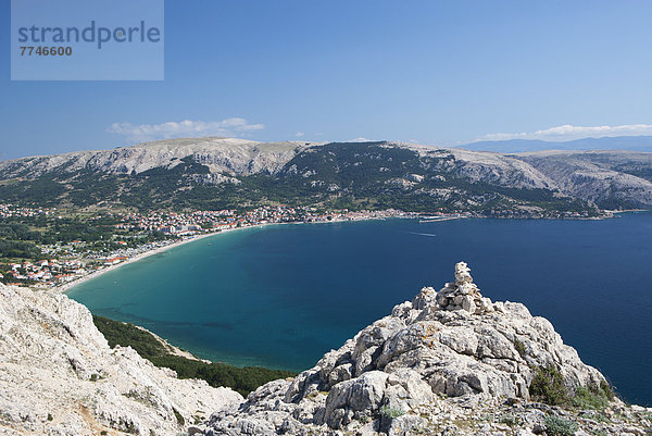 Kroatien  Blick auf das Adriatische Meer auf der Insel Krk mit der Stadt Baska