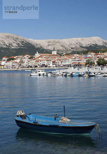 Kroatien  Boot in der Adria auf der Insel Krk mit der Stadt Baska im Hintergrund