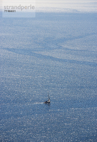 Kroatien  Blick auf die Adria mit Segelboot