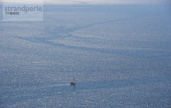 Kroatien  Blick auf die Adria mit Segelboot