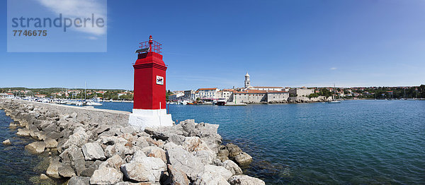 Kroatien  Blick auf den Leuchtturm an der Adria