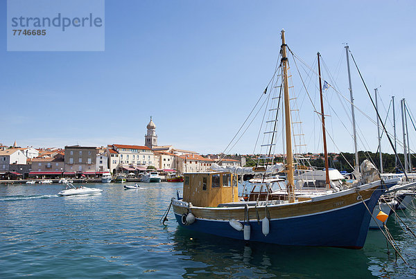 Kroatien  Krk  Blick auf Boote im Hafen