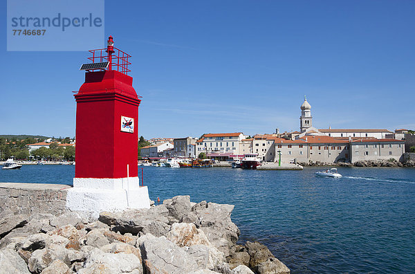 Kroatien  Blick auf den Leuchtturm an der Adria