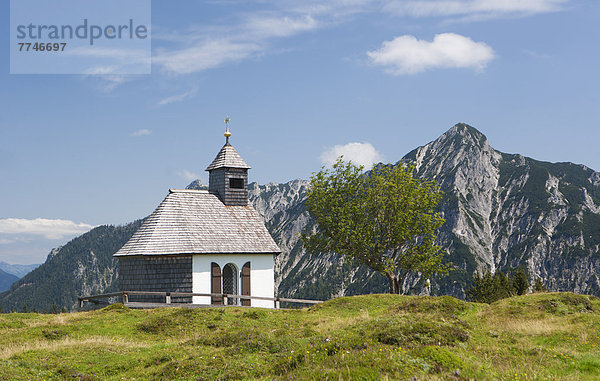 Österreich  Blick auf die Postalmkapelle  Rinnkogel im Hintergrund