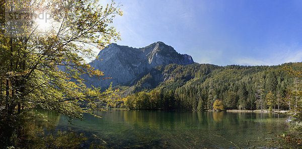 Österreich  Blick auf Hinteren Langbathsee und Berge im Hintergrund
