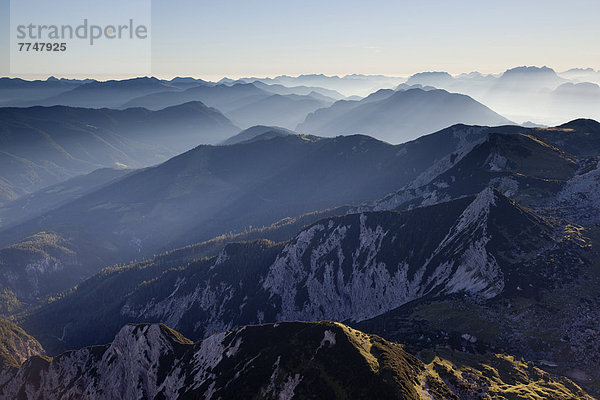 Bergkämme im Gegenlicht vom Hochiss im Rofan