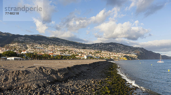 Landgewinnung aus dem Meer  hinten die Stadt Funchal