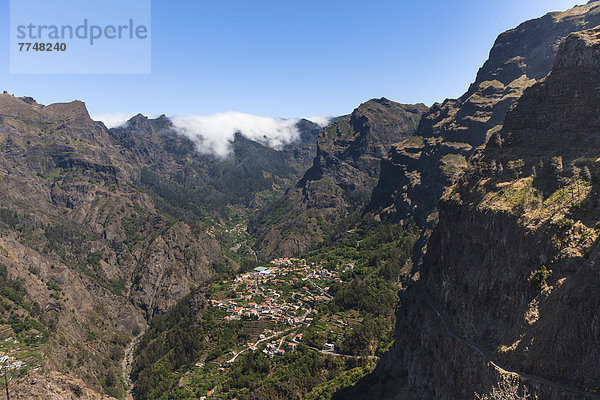 Das Dorf Curral das Freiras in den Bergen Pico dos Barcelos mit ihren tiefen Schuchten
