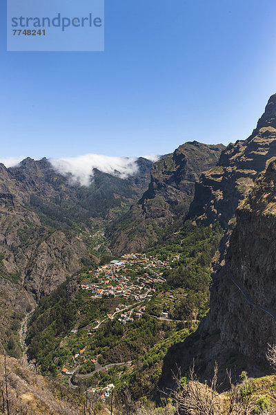 Blick auf das Dorf Curral das Freiras in den Bergen Pico dos Barcelos mit ihren tiefen Schuchten