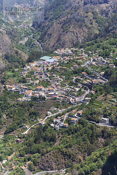 Blick auf das Dorf Curral das Freiras in den Bergen Pico dos Barcelos mit ihren tiefen Schluchten