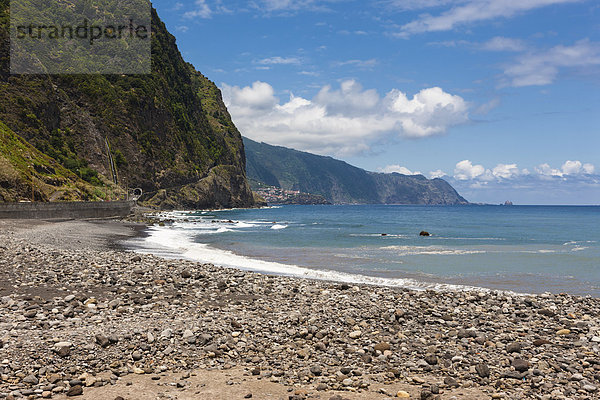 Ausblick auf die Steilküste und den Steinstrand von Madeira bei São Vicente